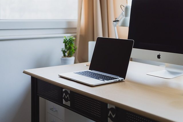 Escritorio con laptop y monitor, espacio de trabajo